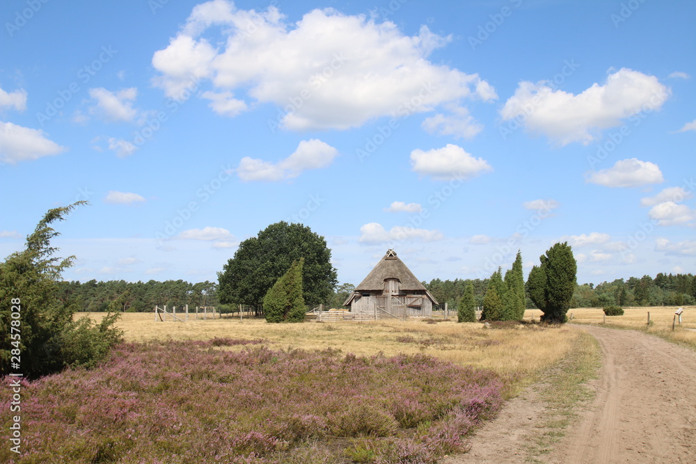 Schöner Schafstall in der Lüneburger Heide Schöner Schafstall in der Lüneburger Heide
