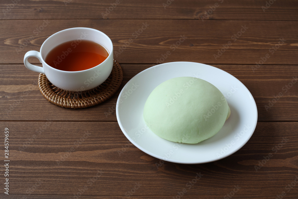 お皿にのせた メロン パン 紅茶 木のテーブル お皿にのせた メロン パン 紅茶 木のテーブル