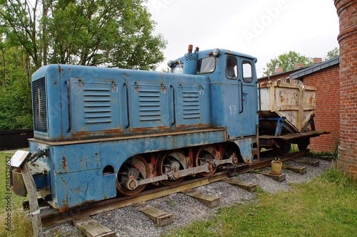 Diesel-Motor-Lokomotive mit Klapp-Kübellore