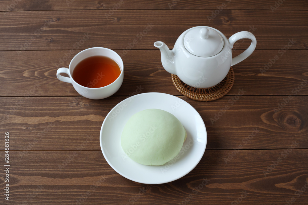 お皿にのせた メロン パン 紅茶 木のテーブル お皿にのせた メロン パン 紅茶 木のテーブル