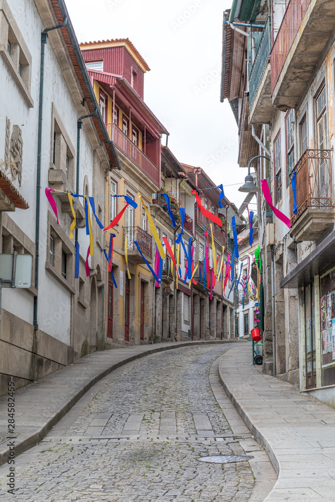 Rue colorée à Amarante, Portugal