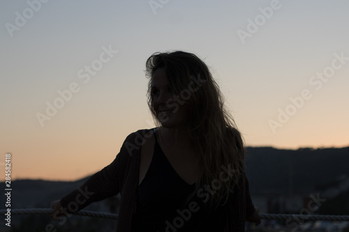 Modelo paseando por la playa y disfrutando del paisaje.