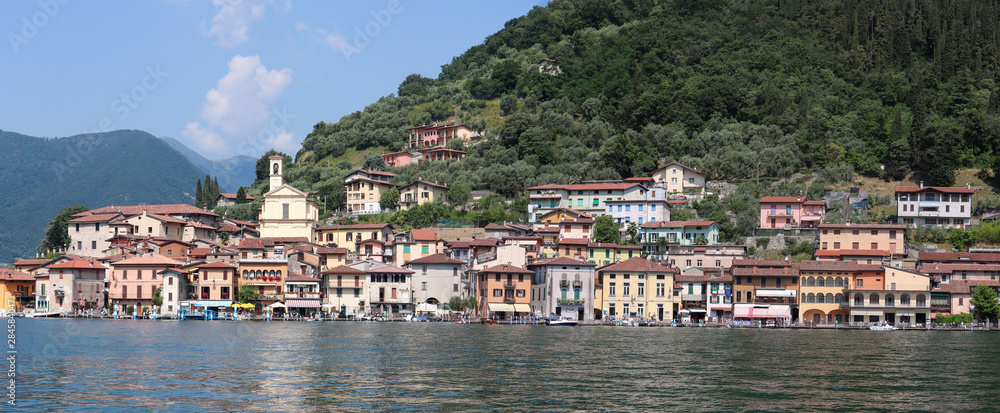 Italie - Lac d'Iséo - Panorama de la ville de Peschiera Maraglio sur l'ile de Monte Isola