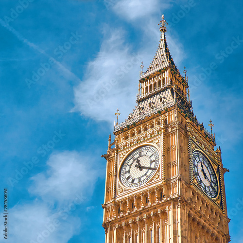 Photo Big Ben Clock Tower in London, UK, on a bright day