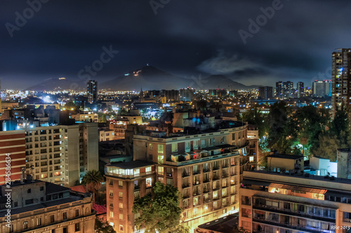 Paisaje urbano nocturno ciudad de santiago de chile