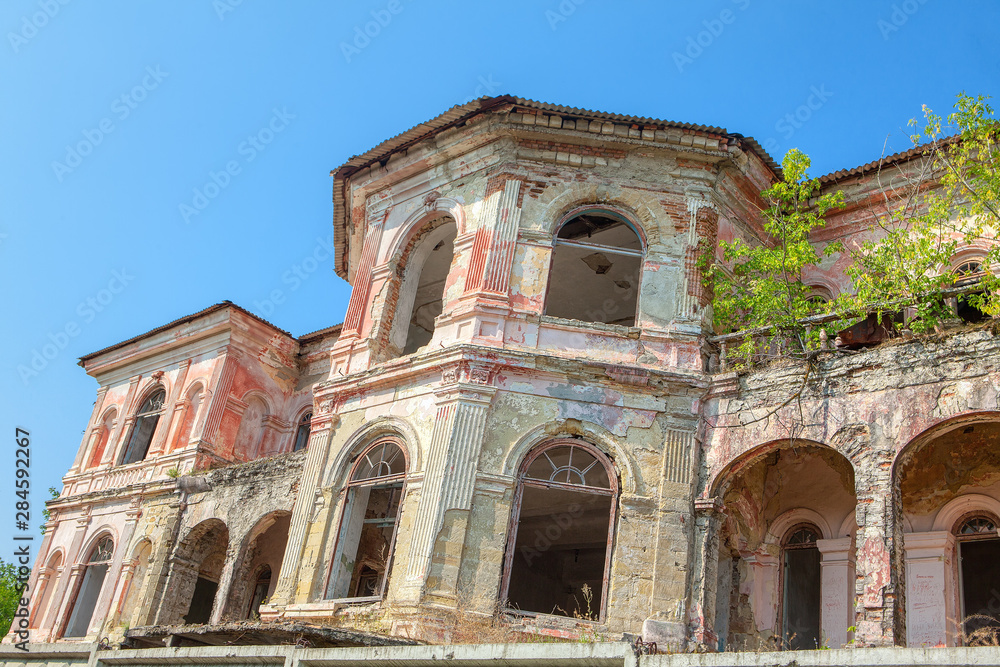 Obraz premium ruined palace with large arches