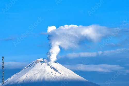 Volcán Popocatépetl con fumarola en Puebla México