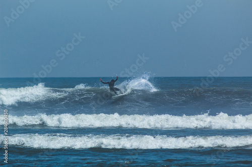Surfista en acción en playas peruanas