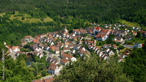 malerischer Blick von oben auf Stadt Wildberg im Nordschwarzwald