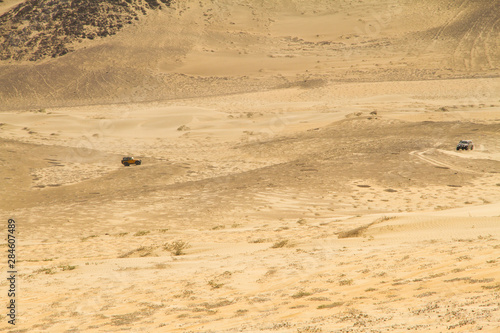 veh  culos todo terreno atravesando el desierto 