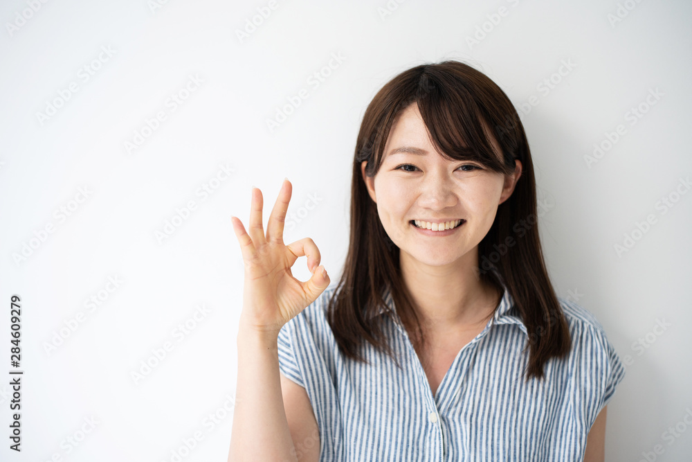 OKの合図をする女性