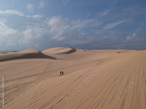 Pareja andando por el desierto