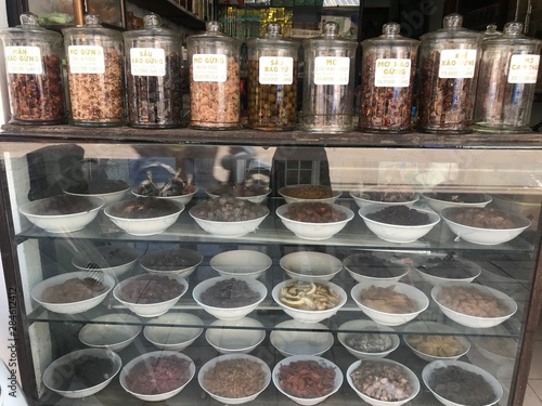 Botellas con comida y medicina