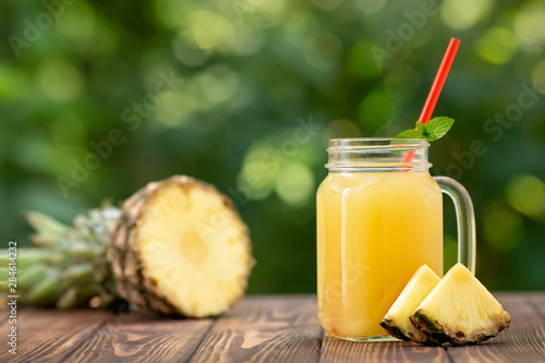 Foto pineapple juice in mason jar