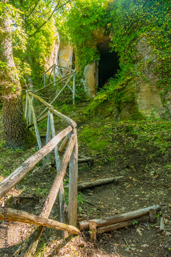 Grotte dell'insediamento rupestre di Vitozza, tra Onano e Sorano, al confine tra Lazio e Toscana, Italia, giugno 2019 Grotte dell'insediamento rupestre di Vitozza, tra Onano e Sorano, al confine tra Lazio e Toscana, Italia, giugno 2019