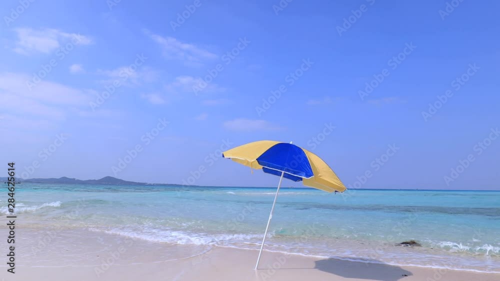 沖縄の美しい海とビーチパラソル