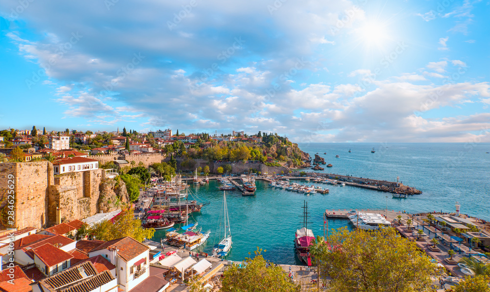 Fototapeta premium Antalya kaleici lub stare miasto z portem starego miasta - Antalya, Turcja