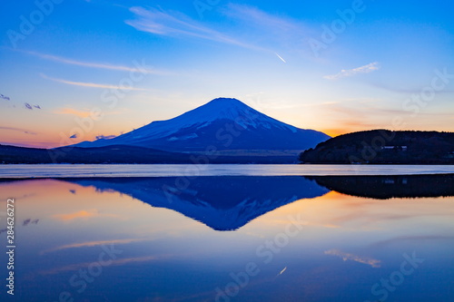 富士山と山中湖の夕景、山梨県山中湖村にて