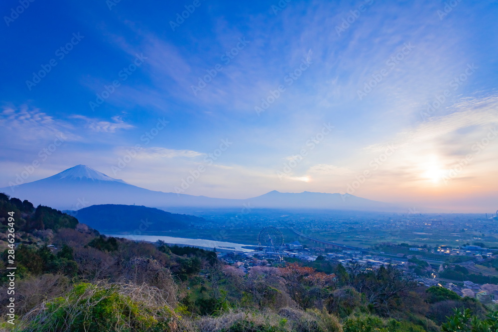 富士山と日の出、静岡県富士市にて
