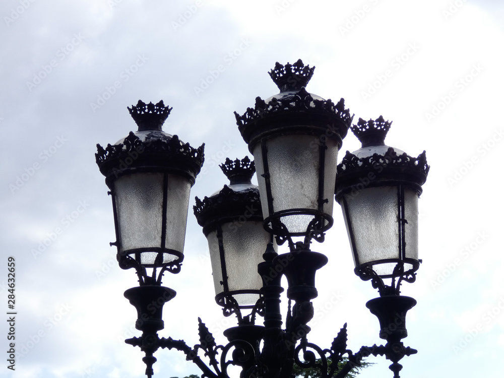 Villano fama Vagabundo Lámpara clásica de hierro de la ciudad de Logroño, Lámpara antigua foto de  Stock | Adobe Stock