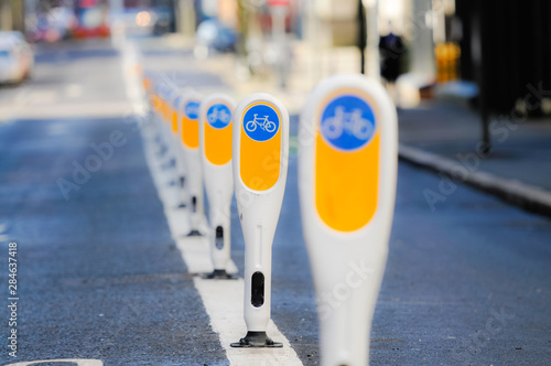 Foto Row of bollards separating a cycle lane from motor vehicles.