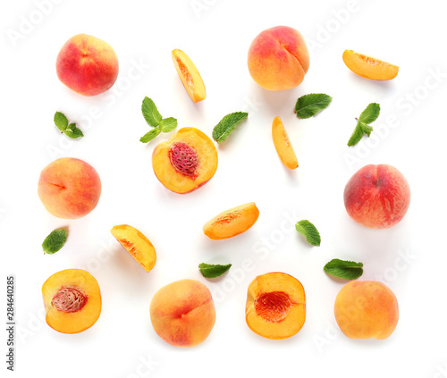 Fototapeta Naklejka Na Ścianę i Meble -  Many ripe peaches on white background