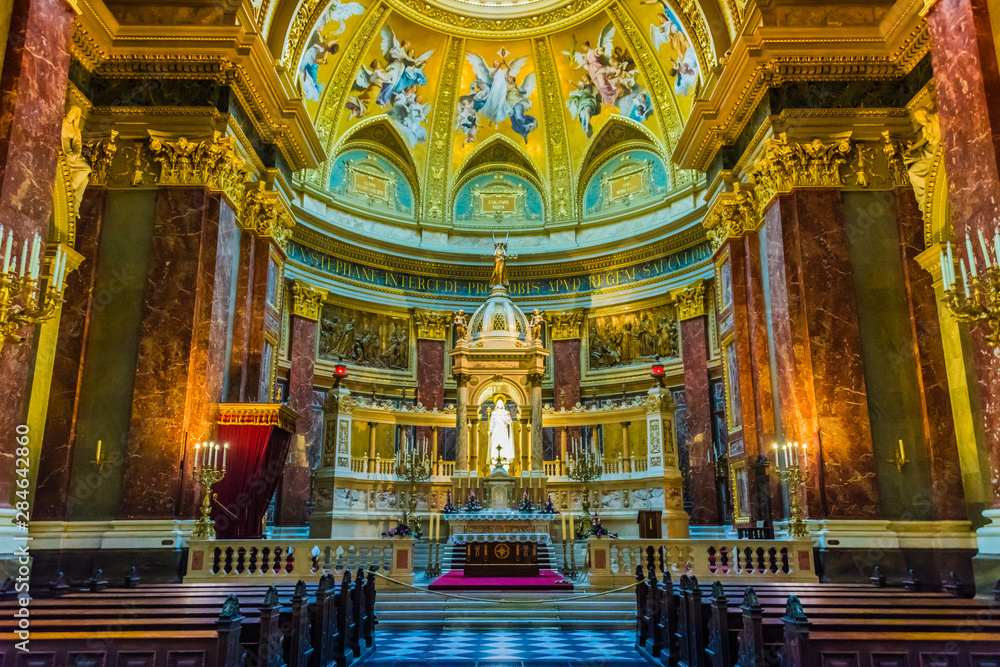 Obraz premium Interior of St. Stephen's Basilica in Budapest, Hungary