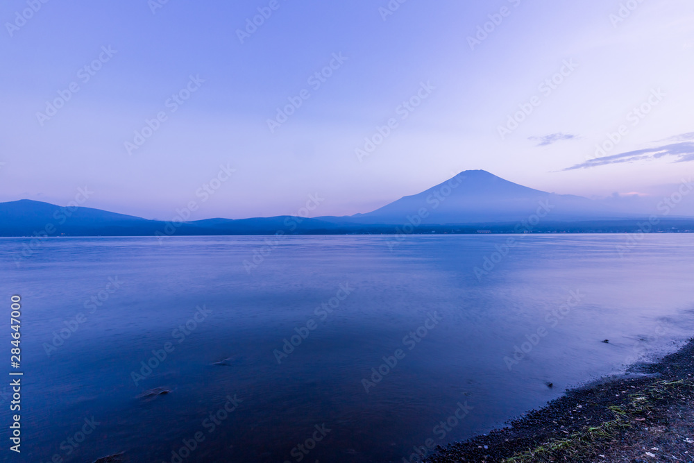 山中湖と富士山の夕景