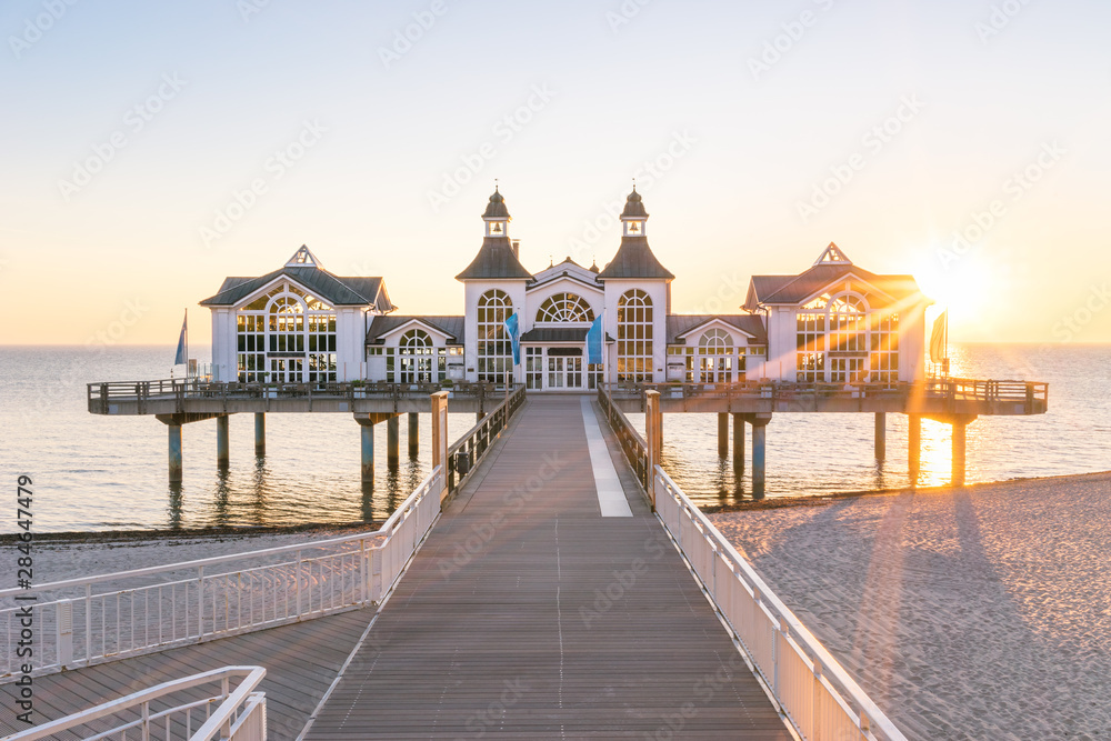 Obraz premium Sonnenaufgang an der Seebrücke in Sellin, Deutschland