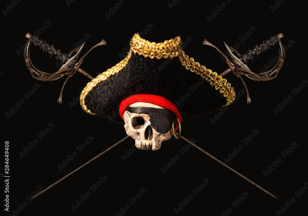 Naklejka premium czaszka w pirackiej czapce ze skrzyżowanymi starymi mieczami na ciemnym tle