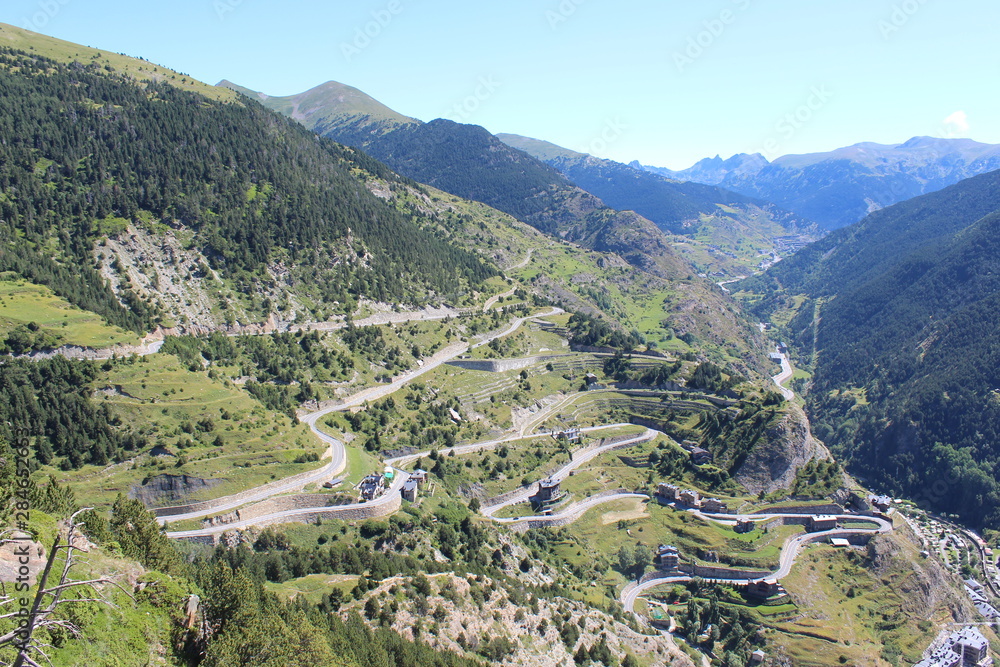 Serpentinen im Berghang - Andorra