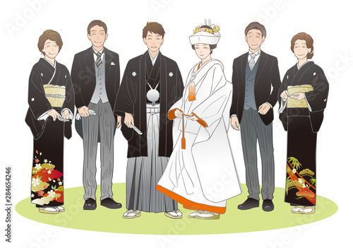 神前結婚式を挙げる夫婦と家族。紋付羽織袴・白無垢（角隠し）・モーニングコート・黒留袖。