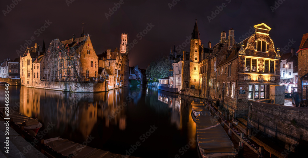 Die Altstadt von Brügge, Belgien bei Nacht mit Spiegelung im Kanal 
