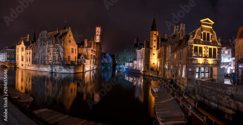 Die Altstadt von Brügge, Belgien bei Nacht mit Spiegelung im Kanal 
