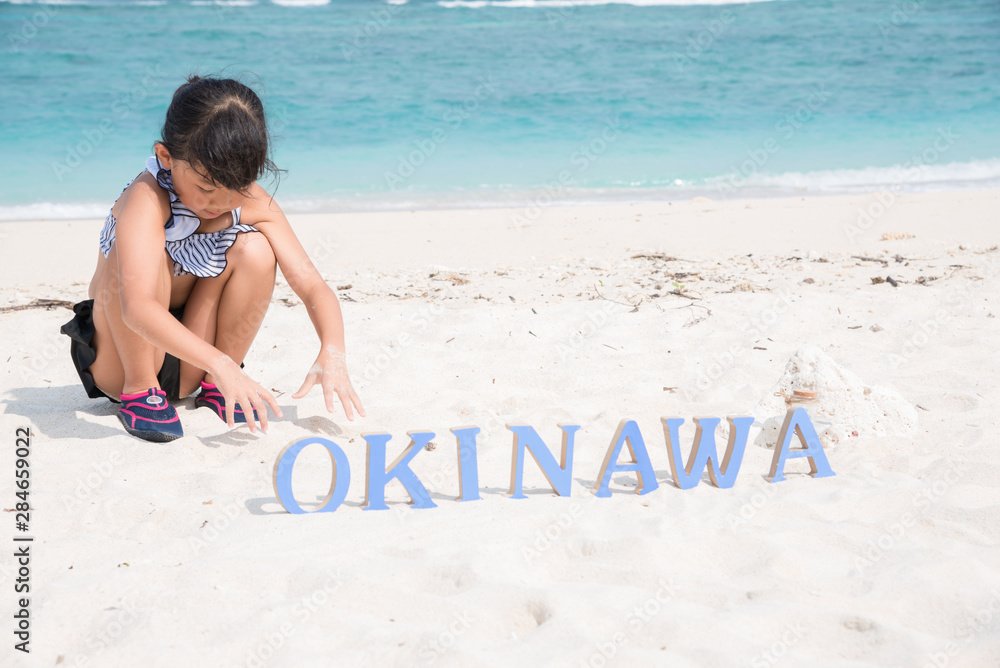 沖縄の海で遊ぶ女の子 Stock Photo Adobe Stock