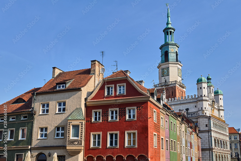 Obraz premium Old market square with historic tenement houses and a Renaissance town hall in Poznan.