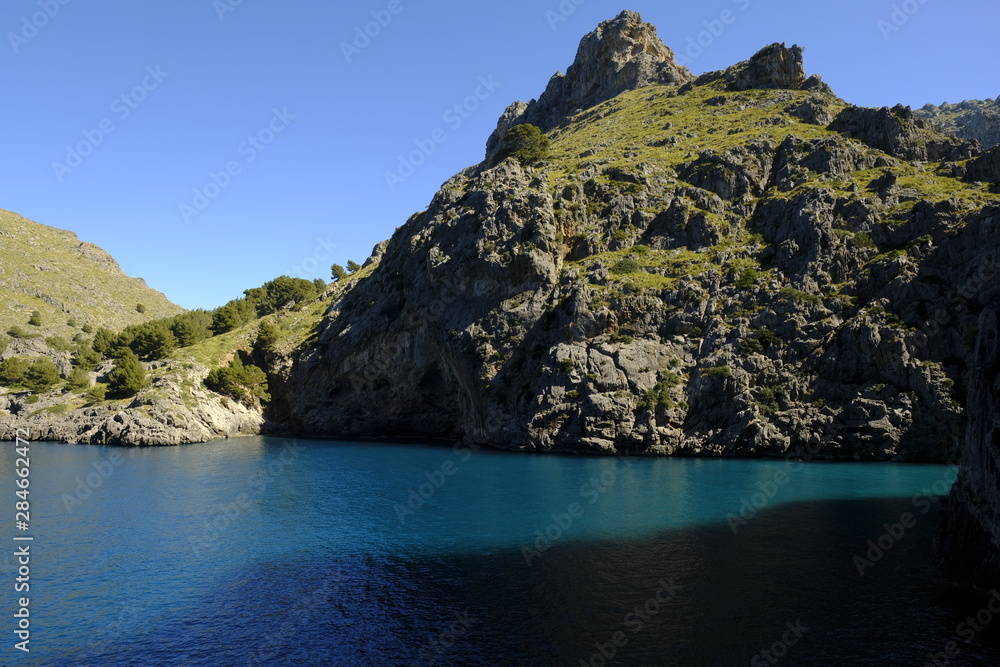 Fototapeta premium Die Felsenschlucht Torrent de Pareis bei Sa Calobra in der Serra de Tramuntana, Mallorca, Balearen, Spanien