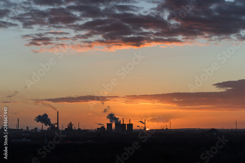 Sonnenuntergang an der Sechs-Seen-Platte in Duisburg mit Blick auf die rauchenden Schlote am Horizont