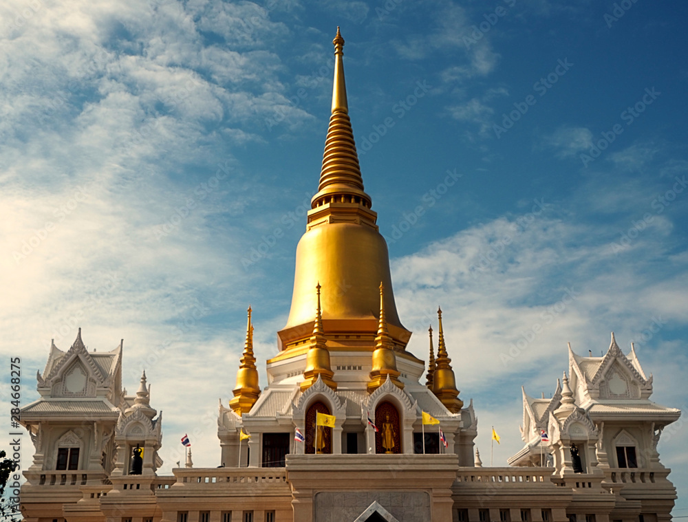 Naklejka premium Gold pagoda in Thai temple