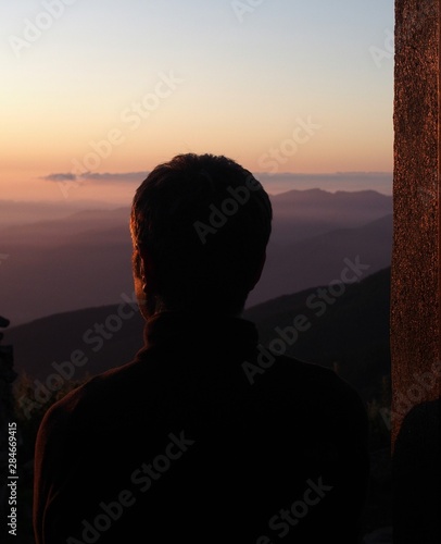 silhouette d un homme pensif dans un refuge contemplant le lev   du jour et du soleil 