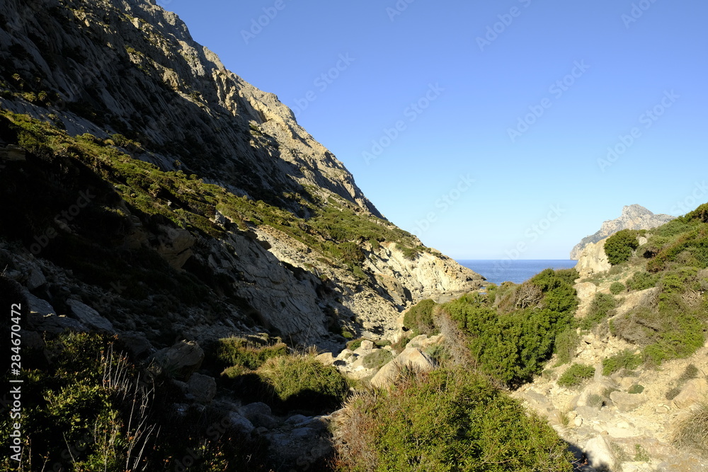 Landschaft und Steilküste im Vall de Bóquer  auf der Halbinse Formentorl, Mallorca, Balearen, Spanien