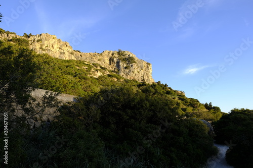 Landschaft und Steilk  ste im Vall de B  quer  auf der Halbinsel Formentor   Mallorca  Balearen  Spanien