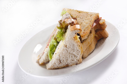 A sandwich club, also called a clubhouse sandwich, is a sandwich of bread, sliced ​​cooked poultry, or fried bacon, lettuce, tomato, and mayonnaise.