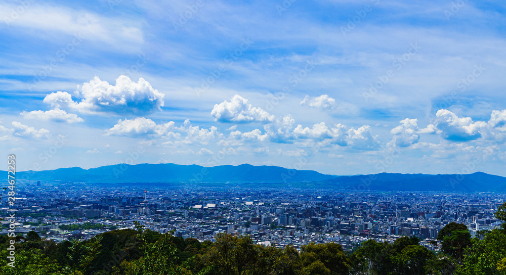 Naklejka premium [日本の観光イメージ] 夏の青空の下，京都市街を東山から一望するシーン
