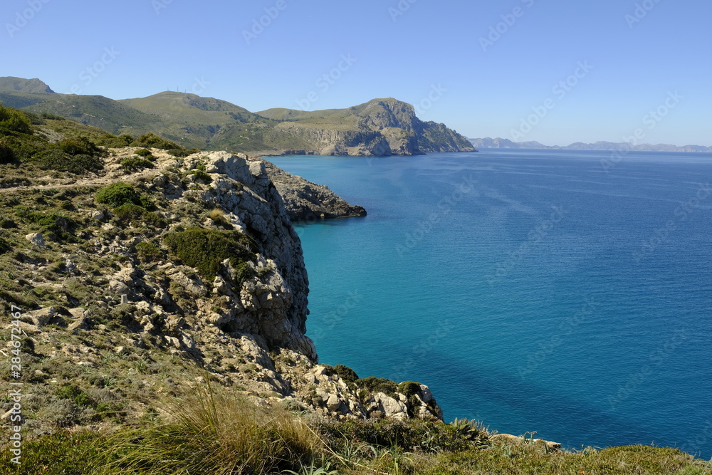 Fototapeta premium Die Felsenküste zwischen der Cala Estreta und Cala Torta auf der Halbinsel Llevant im Naturpark Llevant, Mallorca, Balearen, Spanien