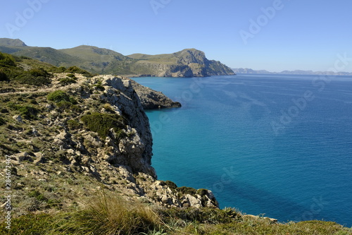 Die Felsenk  ste zwischen der Cala Estreta und Cala Torta auf der Halbinsel Llevant im Naturpark Llevant  Mallorca  Balearen  Spanien