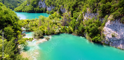 Fotografía plitvice lakes in Croatia, turquoise lakes and forest