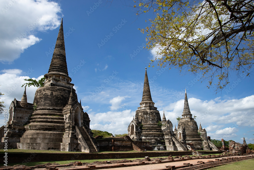 Fototapeta premium The ancient ruins of Wat Phra Si Sanphet, Ayutthaya, Thailand.