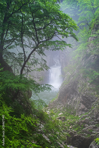 Langzeitbelichtung vom Wasserfall der Soca mit Nebel und Dunst in Slovenien