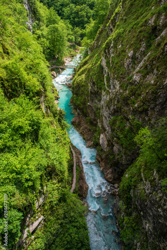 Der Fluss Soca in der Tolmin Klamm in Slovenien von oben